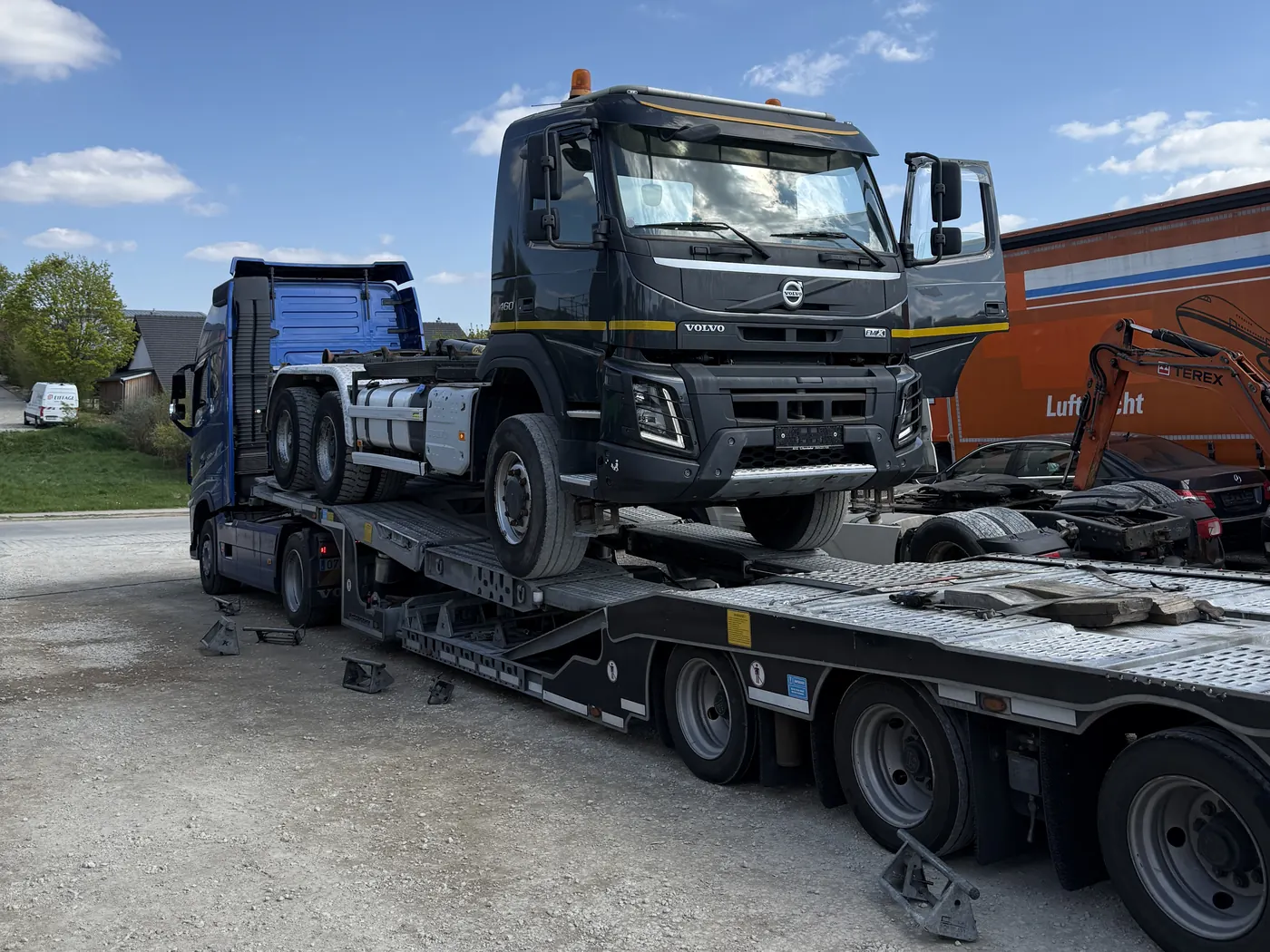 Volvo LKW verladen auf einem Tieflader